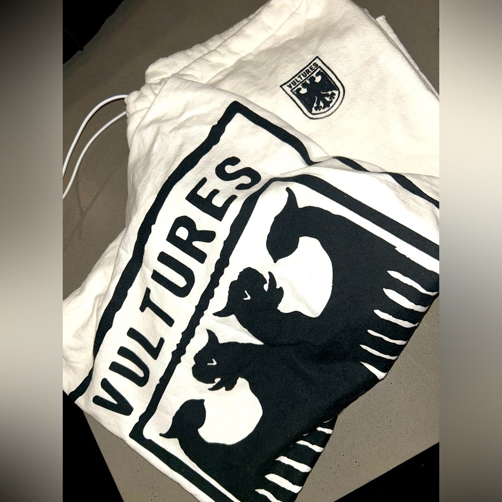 Kanye Vultures - white Tee with sweats